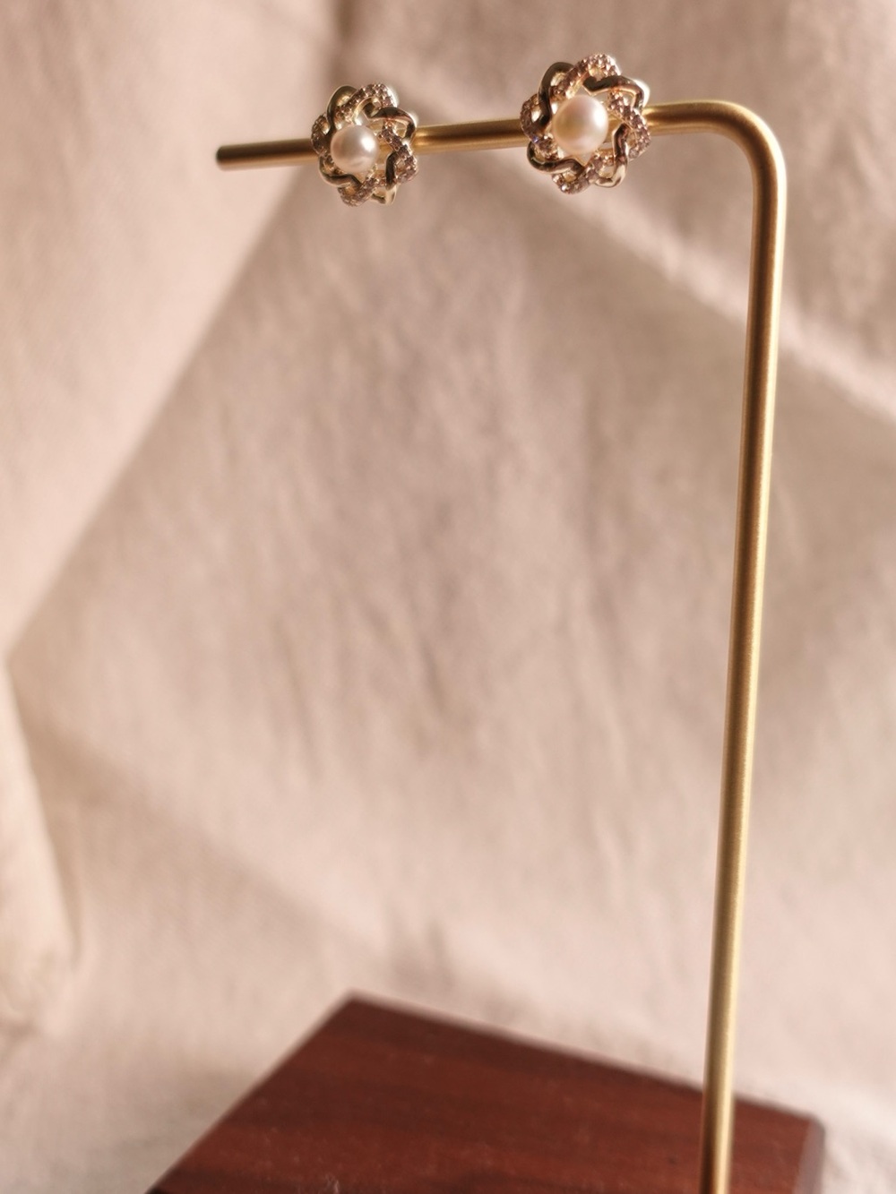 NEW! Pearl and Crystal Flower Stud Earrings - Gold Tone - Picture 4 of 8